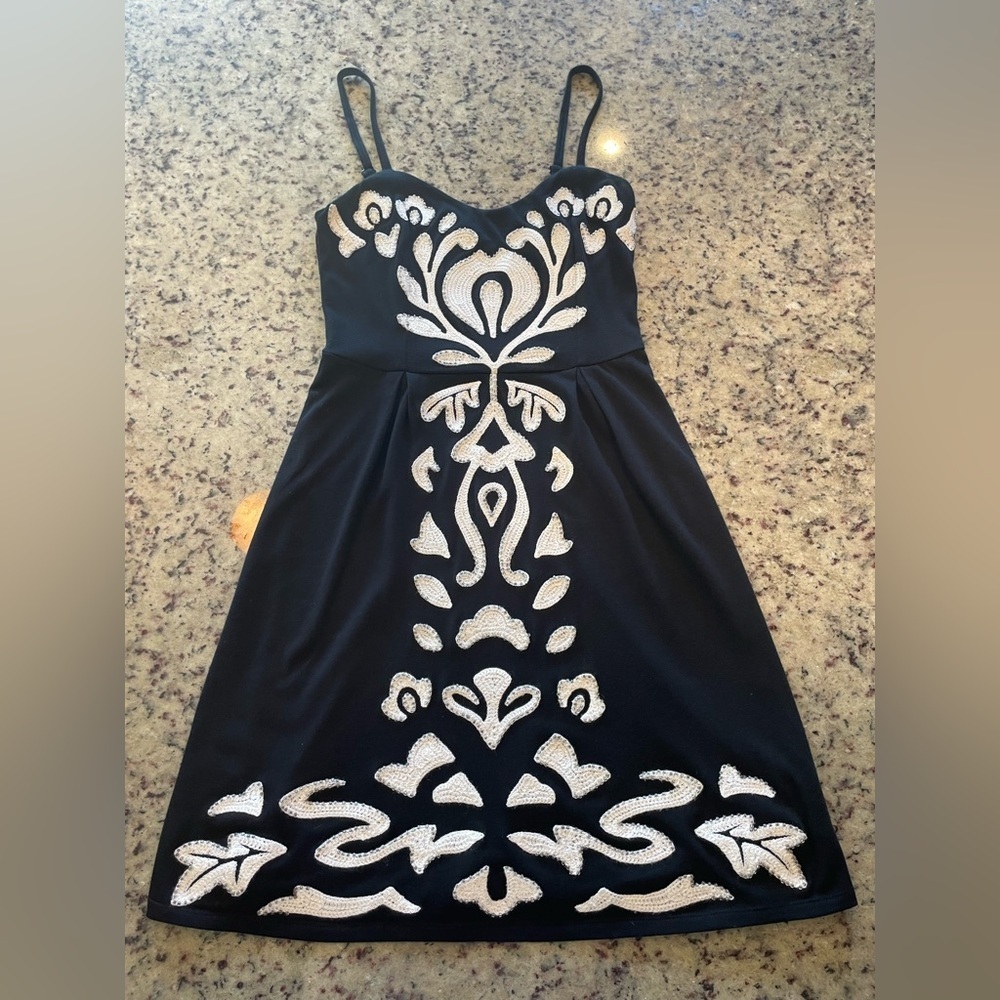 Women’s Black and White Embroidered and beaded cotton Dress size XS